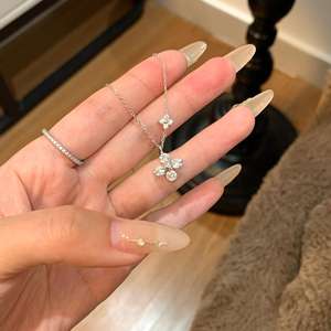 Collar con Colgante de Pétalo de Trébol de Plata de Ley S925 con Cadena de Caja, Exquisito, de Alta Estética, Elegante, con Rubí, Estilo Lujoso y Exclusivo - Product Image 1