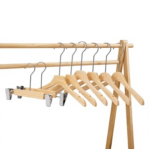 Cintres de luxe en bois naturel avec pinces métalliques – Présentoir de vêtements écoresponsable pour boutique de mode – Logo personnalisé - Product Image 1