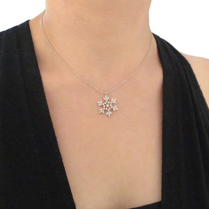 Collar con colgante de copo de nieve para mujer, cadena brillante con incrustaciones, joyería festiva de moda - Product Image 3