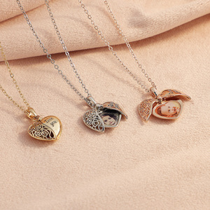 Collier avec pendentif médaillon en forme de cœur personnalisé, ajoutez votre texte, contient des photos pour femmes, hommes, enfants - Product Image 1