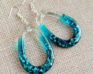 Boucles d'oreilles de luxe en résine de couleur personnalisée de qualité supérieure, polies et brillantes, fabriquées à la main pour femmes d'Inde. - Product Image 2