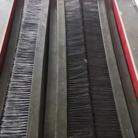 Brosse à bandes pour machine à blocs de béton