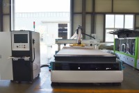 Cabinet de meubles à bois faisant la machine d'emboîtement de routeur CNC Machine d'emboîtement CNC avec chargeurs automatiques et pré-étiquetage