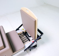 Reformer de Pilates de qualité studio, durable, avec barre de repose-pieds réglable et ressorts premium pour l'entraînement professionnel
