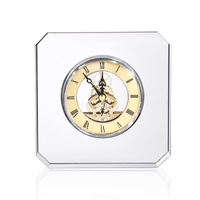 Horloge de table en cristal cube avec gravure de logo personnalisée en gros