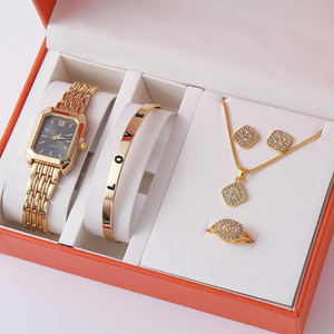 Set di Gioielli di Lusso 5 Pezzi in Vendita: Bracciale Geometrico con Diamanti, Orologio al Quarzo, Collana in Vetro, Orecchini - Product Image 3