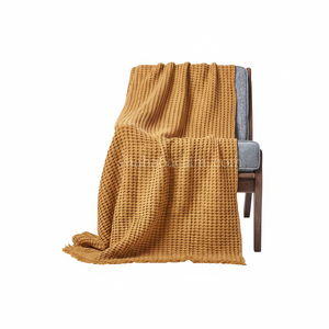 Magnifique couverture de canapé en nid d'abeille de couleur moutarde, légère et facile à transporter, couverture décorative à franges en gaufre pour lit - Product Image 1