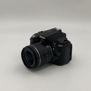 Appareil photo <span class=keywords><strong>reflex</strong></span> numérique D5300 reconditionné d'origine en gros <span class=keywords><strong>avec</strong></span> objectif 18-55mm VR, 24,2MP, Wi-Fi intégré, GPS, écran inclinable, qualité supérieure, garantie 1 an - Product Image 1
