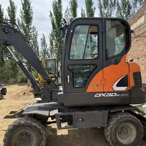 Excavatrice hydraulique compacte sur roues d'occasion, modèle Doosan DX60W, 6 tonnes, d'origine coréenne, faible nombre d'heures de fonctionnement, bon état - Product Image 1