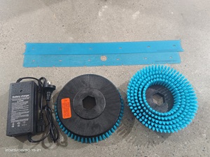 Máquina Fregadora <span class=keywords><strong>de</strong></span> <span class=keywords><strong>Pisos</strong></span> MINI Automática Compacta <span class=keywords><strong>de</strong></span> Doble Cepillo con Batería <span class=keywords><strong>de</strong></span> Litio <span class=keywords><strong>de</strong></span> 12A y Placa <span class=keywords><strong>de</strong></span> Cepillo SMD <span class=keywords><strong>de</strong></span> 9 Pulgadas, Fácil <span class=keywords><strong>de</strong></span> Operar - Product Image 4