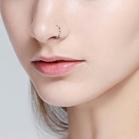Vente en gros de bijoux de piercing corporel tendance : Anneau de nez clicker et boucle d'oreille en titane ASTM F136 plaqué or 18K avec zircon coloré 16G