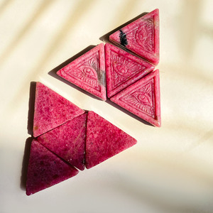 Nuovo Arrivo: Artigianato in Pietra Naturale Curativa Rodonite, Cristallo Rodonite Intagliato a Triangolo Occhio del Diavolo <span class=keywords><strong>per</strong></span> Decorazione d'Interni - Product Image 3