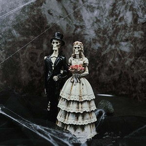 Une paire de figurines de couple en résine SKS07, décoration de bureau créative, parfaites pour Halloween et le Jour des Morts - Product Image 3