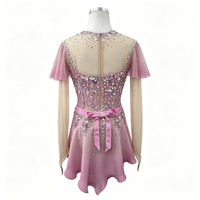 Robe de patinage artistique rose poudré à manches volantées, col en maille, nœud au dos, strass appliqués pour la compétition et la performance