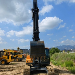 รถขุดตีนตะขาบฮุนได HX220HD มือสอง รุ่น Hx220 220hd 220 ชั่วโมงการทำงานต่ำ พร้อมส่งมอบทันที พร้อมอุปกรณ์ก่อสร้าง - Product Image 1