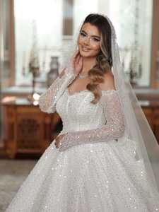 S4065L <span class=keywords><strong>Abito</strong></span> da Sposa Stile Palazzo con Spalle Scoperte, Maniche Lunghe in <span class=keywords><strong>Tulle</strong></span> con Paillettes, Stile Principessa, Romantico e Sognante Effetto Cielo Stellato - Product Image 3