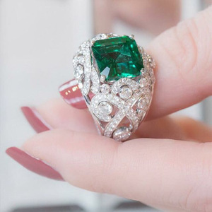 Anello con Accento Verde Smeraldo per Donne, Stile Elegante Francese di Nicchia, Accessorio Versatile per le Dita - Product Image 6