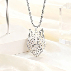 Collana con Ciondolo a Testa di Lupo Traforato in Acciaio Inox Placcato Oro, Stile Retrò Personalizzato per Uomo - Product Image 2