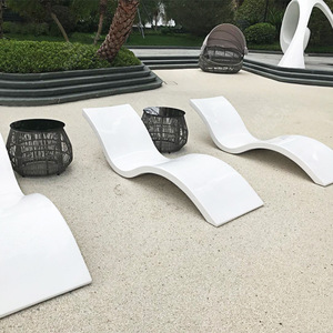 Chaise de plage en fibre de verre en forme de S, chaise longue d'extérieur pour piscine, design contemporain, dossier solide et durable, non pliable, utilisation sur sol dur - Product Image 2