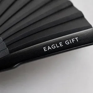 Éventail en bois noir de 23 cm personnalisable avec impression de marque, durable, vente en gros, cadeau promotionnel pour événements - Product Image 4