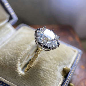Anello a Forma di Vite di Rosa, Elegante Gioiello da Dito per Donne, Regalo di Nozze - Product Image 3