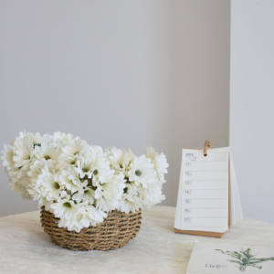 ดอกไม้ประดิษฐ์ดอกคามิเลียหัวเดียวพืชสีเขียวจำลองตกแต่งงานแต่งงานขายส่ง - Product Image 5