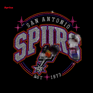 แพทช์ติดเสื้อผ้าเด็ก ลายโลโก้ San Antonio Spurs&HKitty แบบกำหนดเอง ประดับด้วยคริสตัลรูปทรงสี่เหลี่ยม - Product Image 2