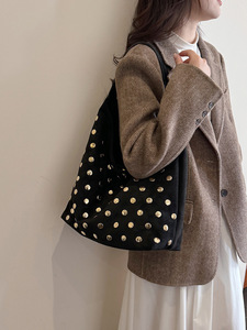 Sac à main hobo vintage Y2K punk en daim clouté avec grandes rivets dorés, grande capacité, pour le shopping, les voyages et le quotidien, pour femme - Product Image 1