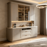 Meuble bar encastré sur mesure avec accents dorés, coins cannelés incurvés, plateau en marbre, portes vitrées, éclairage LED, rangement pour vin, tiroirs, OEM