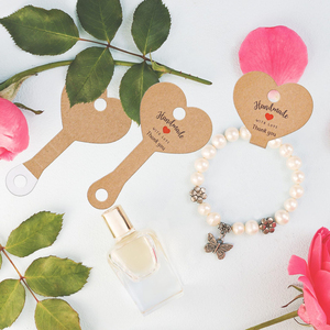 แท่นโชว์รูปหัวใจทำจากกระดาษแข็งสำหรับบรรจุภัณฑ์พวงกุญแจ พร้อมแถบกาวในตัว ใช้สำหรับโชว์การ์ดสินค้า เช่น ต่างหู แหวน - Product Image 1