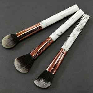 <span class=keywords><strong>Pinceau</strong></span> de <span class=keywords><strong>maquillage</strong></span> effet marbre - <span class=keywords><strong>Pinceau</strong></span> moelleux de luxe pour blush, contour, highlighter et poudre libre - Product Image 3