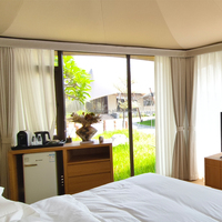 Cabines d'hébergement extérieures de petite taille en gros, maison préfabriquée en acier, tente, chambre d'hôtel standard avec mur en verre