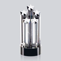 Trophée de récompense : Globe en cristal et piliers optiques en cristal de forme carrée avec base en cristal bleu clair, gravure artisanale, portable