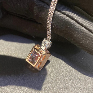 Collana con Ciondolo Cubo Quadrato per Donne, Stile Fiore di Pesco, Gioielli alla Moda per Uso Quotidiano, Regalo - Product Image 4