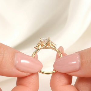 Bague de fiançailles en or massif 18 carats avec diamant taille émeraude et pierres latérales en forme de poire, style romantique pour femme, certifiée IGI - Product Image 1
