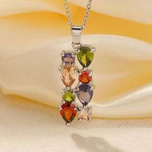 Collana con Pendente a Foglia Multicolore Mona in Zirconia AAA, Design Floreale Organico, Gioiello Regalo per Donne - Product Image 4