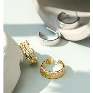 Boucles d'oreilles en laiton plaqué or 14 carats bijoux de mode de style chrétien religieux vintage avec motif de forme de numéro géométrique en zircon cerceau - Product Image 1