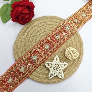 Fita Decorativa Multicolorida com Bordado Floral de Strass e Lantejoulas em Cordão Dourado para Saree, Casamento e Trajes Étnicos - Product Image 1