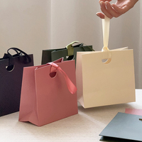 Sac d'emballage en papier cartonné épais de luxe avec logo personnalisé imprimé, poignée à nœud découpée, sac cadeau pour le shopping, emballage commercial
