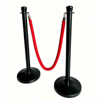 Poteau de guidage de foule noir mat avec corde en velours rouge pour événements hôteliers et VIP