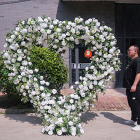 Arco de flores artificiales en forma de corazón para bodas al aire libre, arco floral con rosas blancas y hojas verdes, decoración de fondo para despedida de soltera.