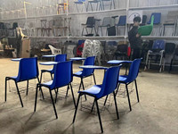 Chaise de bureau scolaire ergonomique avec tablette d'écriture intégrée et panier de rangement - Cadre en plastique et acier durable pour une utilisation en classe