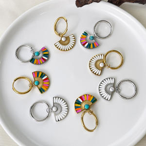 女性用ボヘミアンステンレス鋼幾何学的イヤリングカラフルエナメル & 天然ターコイズファンレインボードロップフープジュエリー - Product Image 4