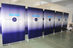 Volantes Verticales Personalizados para Negocios con Soporte Retráctil de Aluminio para Pancartas, Función Portátil para una Publicidad Efectiva - Product Image 2