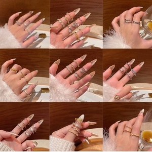 Bagues tendance géométriques certifiées en acier inoxydable OYA pour femmes, plaquées or, argent et or rose, avec sertissage invisible, pour l'amour et l'amitié - Product Image 6