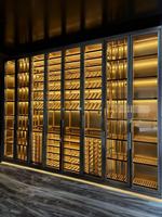 Armoire à vin de luxe moderne minimaliste en acier inoxydable et bois massif avec éclairage LED, capacité 120 bouteilles, pour maison, bar ou villa
