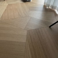 Parquet en bois d'ingénierie à motifs géométriques en chêne blanc, combinaisons irrégulières en forme de tangram, pour un art de l'assemblage.