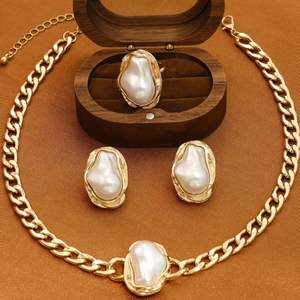 Retro Luxe Mode Stijl Parel Sieraden Set Vergulde Cubaanse Ketting Ketting Oorbel Ring Combo Voor Cadeau - Product Image 4