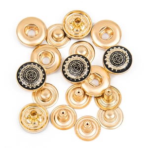 กระดุมโลหะผสมสังกะสีชุบเคลือบพร้อมโลโก้สั่งทำสำหรับอุปกรณ์ตกแต่งเสื้อผ้า - Product Image 1