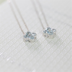 Collier pendentif trèfle à quatre feuilles porte-bonheur en or fin 18 carats avec pierre précieuse naturelle aigue-marine Xinfly Jewelry - Product Image 3